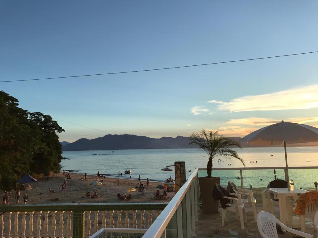 Apartamento Pe Na Areia Frente Para O Mar E Piscina Na Prainha Карагуататуба Екстериор снимка